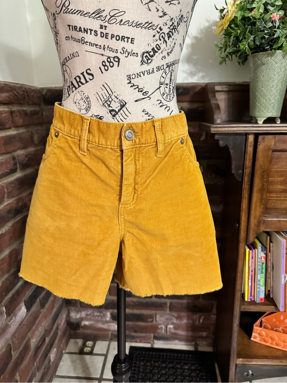 GAP Mustard Yellow Corduroy Shorts – Size 16
